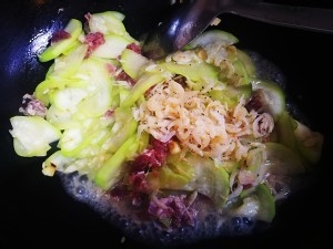 怎样做可口的西葫芦瓜炒肉末虾皮