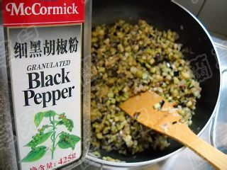 腊味茄肉生煎包