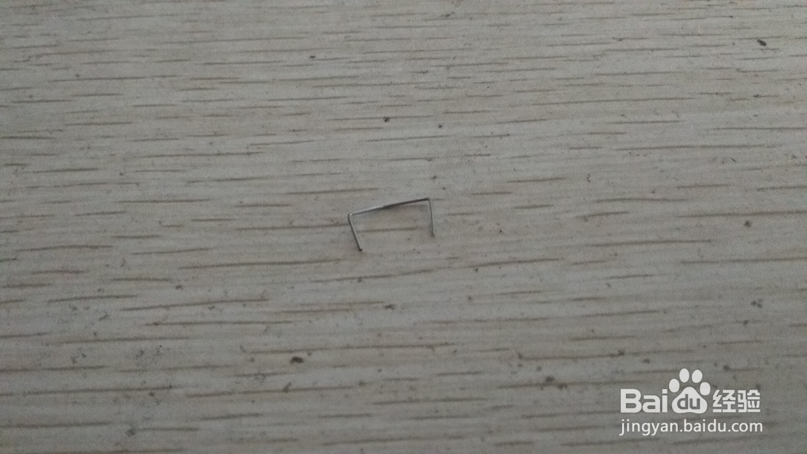 如何用一个订书钉做简易的中性笔的支架