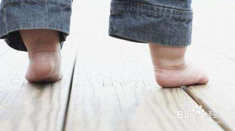 刚开始学走路的宝宝要注意什么。