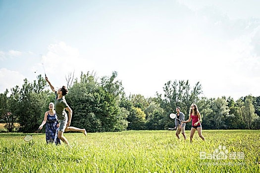 打羽毛球的技巧：高球的技巧