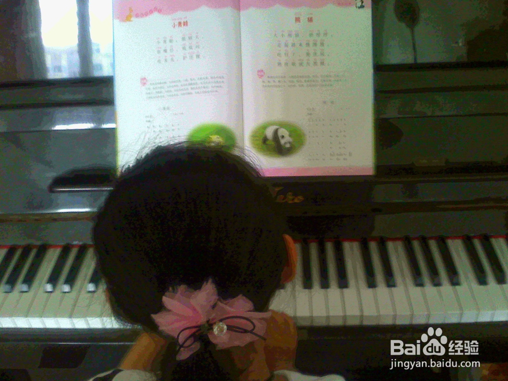 老年人怎样教幼儿弹唱大熊猫开发智力
