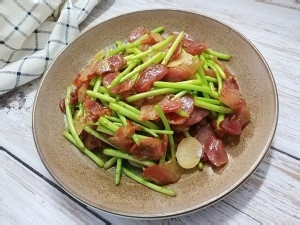腊肉炒芦蒿的做法