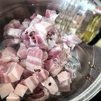 如何做美味的红烧肉炖鹌鹑蛋