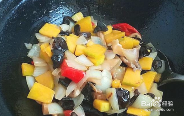 怎么做营养好吃的蘑菇洋葱黑木耳嫩南瓜