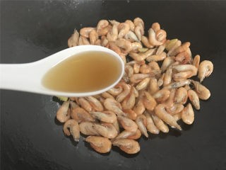 美味的河虾豆腐汤