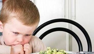 怎么引导一个孩子独立吃饭