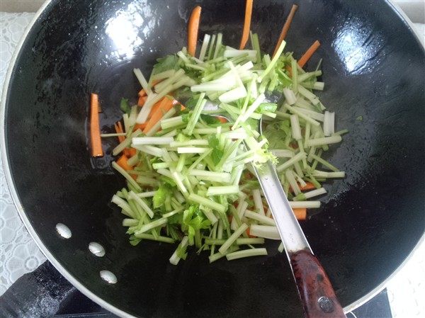 清脆可口的芹菜炒胡萝卜，让你唇齿留香!