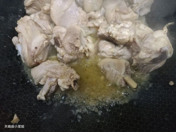 蟹味菇山药粉皮炖鸡腿