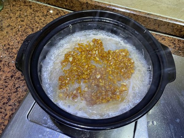 鲜虾生蚝粉丝煲