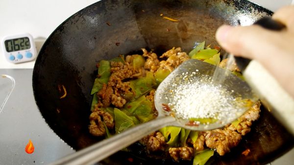 先炒莴笋还是炒肉