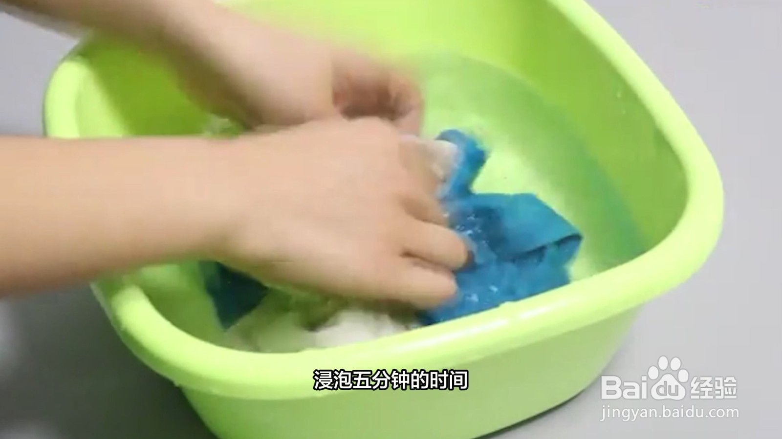 油笔油弄衣服上怎么去除