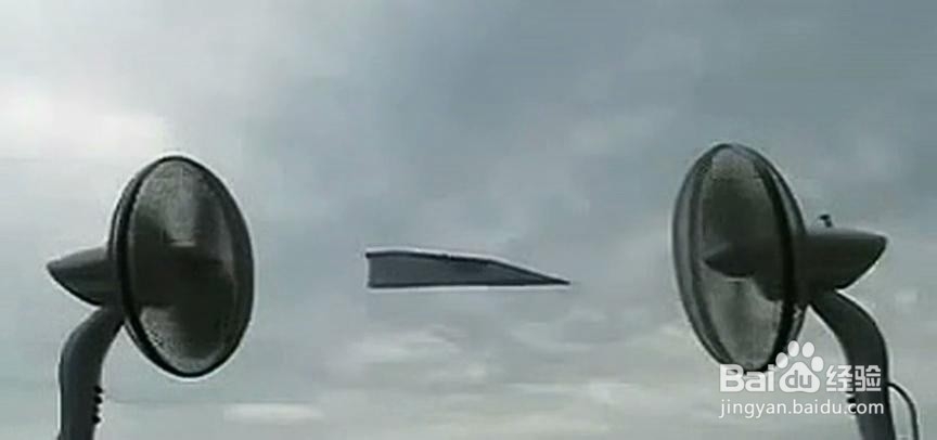 飘在空中的纸飞机