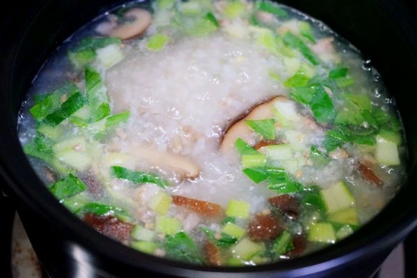 香菇肉沫蔬菜粥