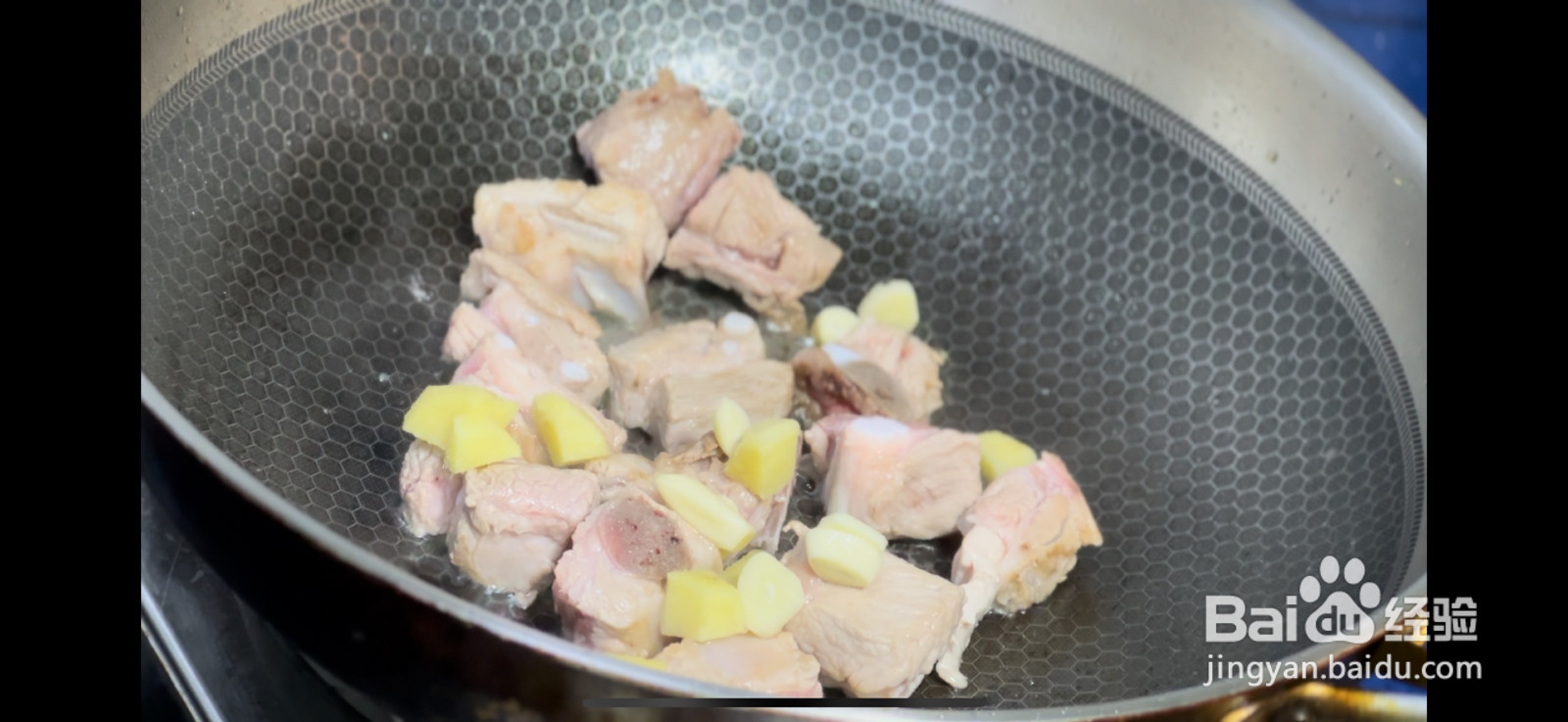 下饭菜土豆青椒焖排骨的做法