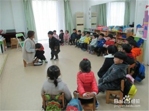 利用钓冰块、这是谁游戏，培养幼儿的观察力