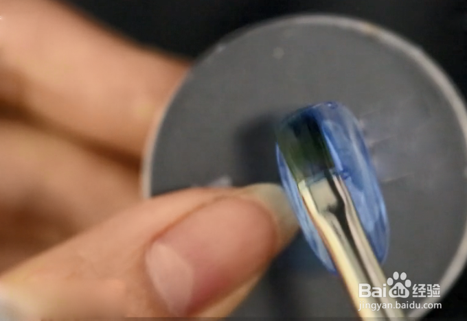 怎样做梦幻蓝底雪景指甲？