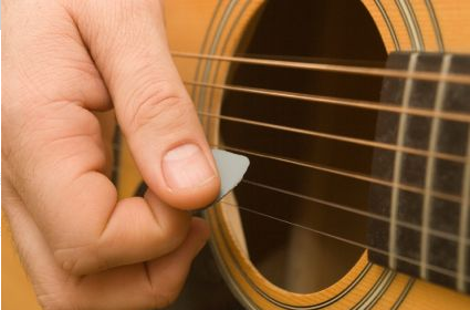 扫弦手指的正确位置是什么