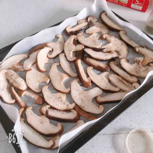盐烤香菇片的做法