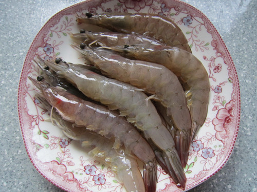 翘尾巴的金银蒜蓉开背虾