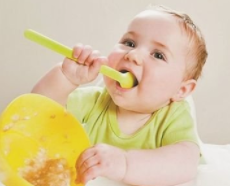 如何添加辅食避免孩子营养不良