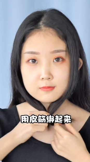 如何编双马尾花苞辫子？