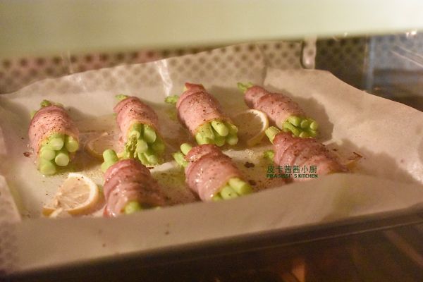 烤黄油芦笋培根卷