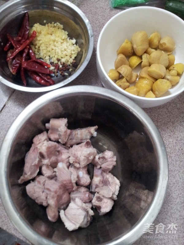 板栗焖排骨的做法