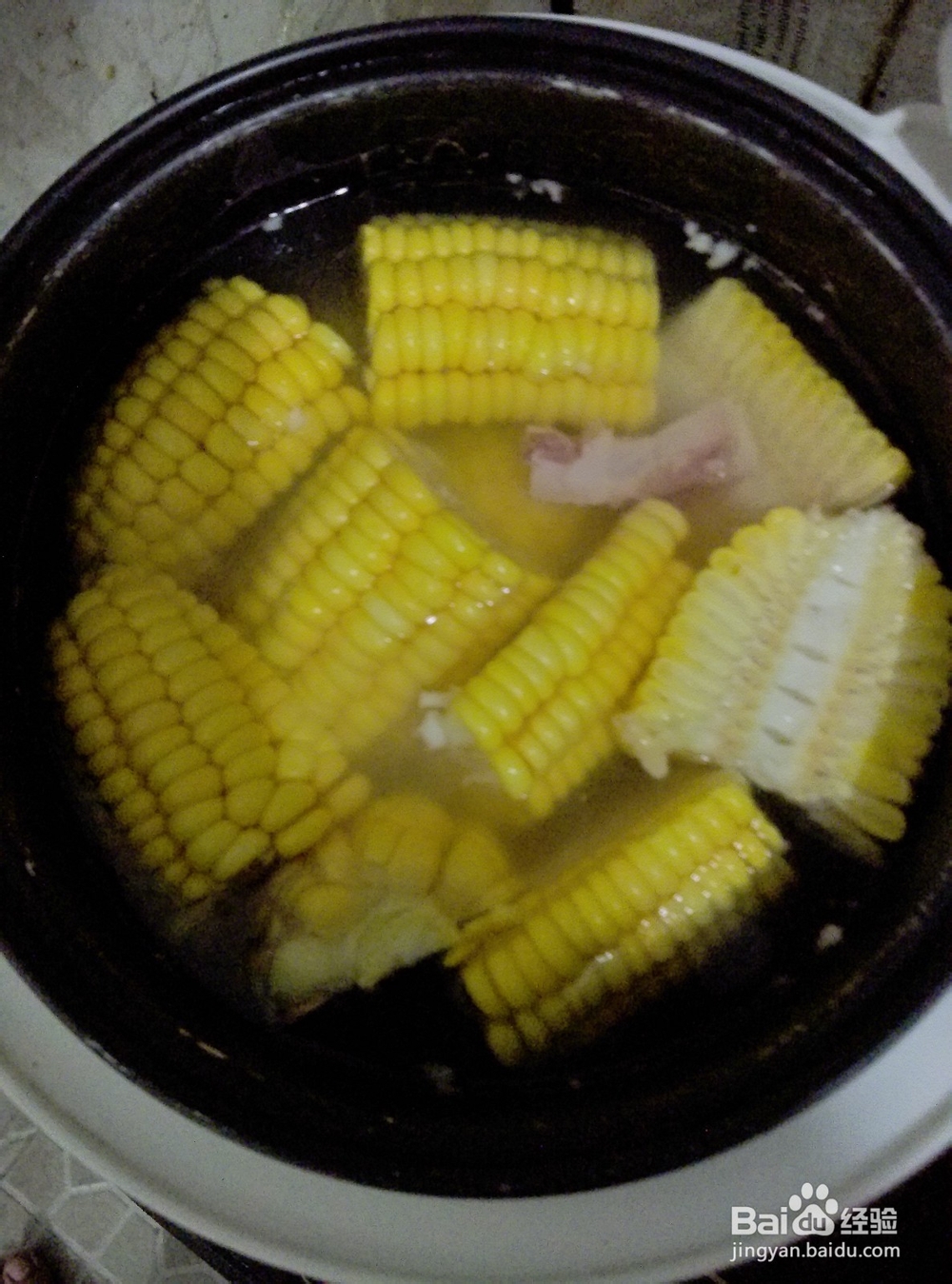 如何做出美味的玉米排骨汤？