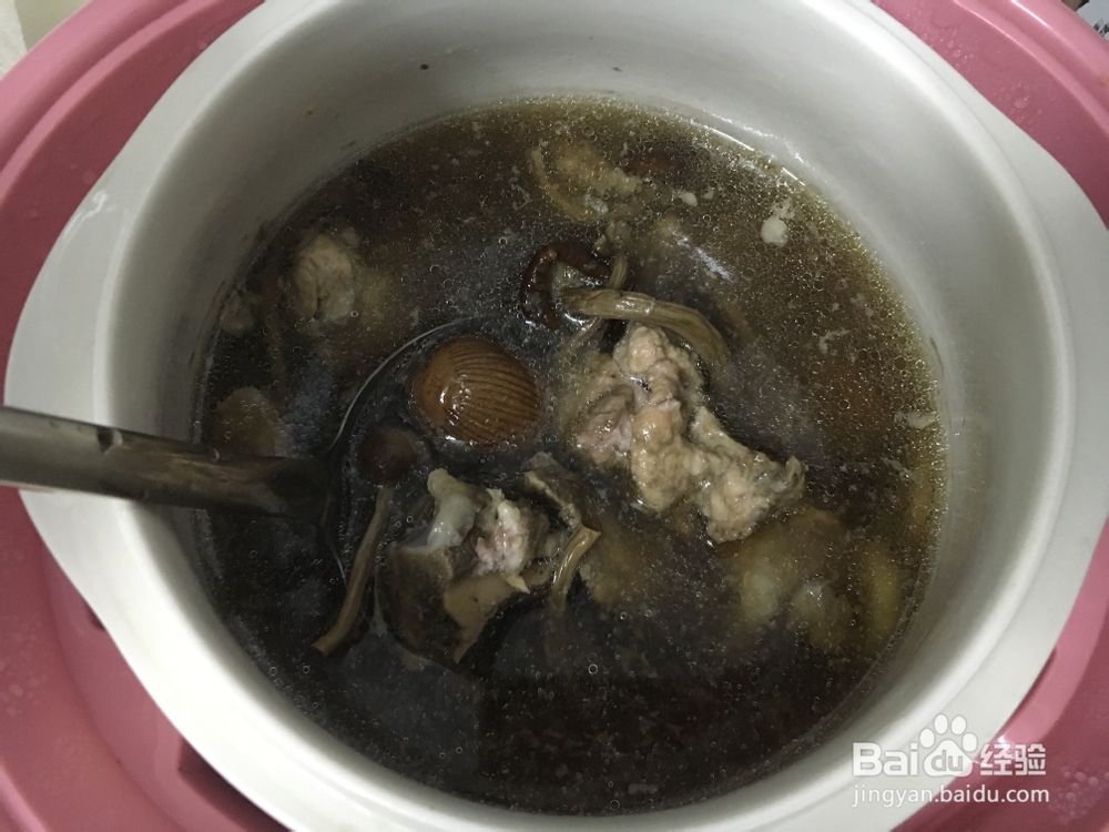 老厨师教你做茶树菇龙骨汤