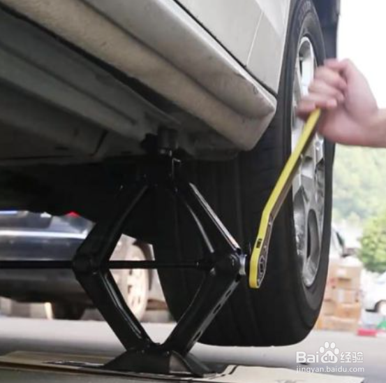 车辆如何更换备胎