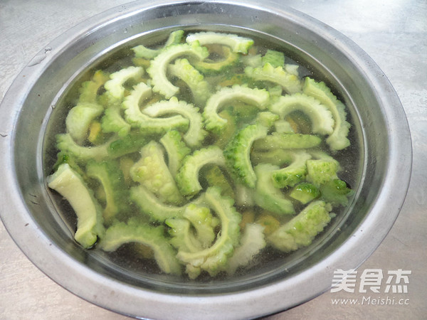 鸡蛋炒苦瓜的做法