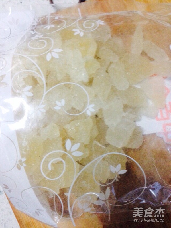 火龙果香蕉莲子红枣银耳汤