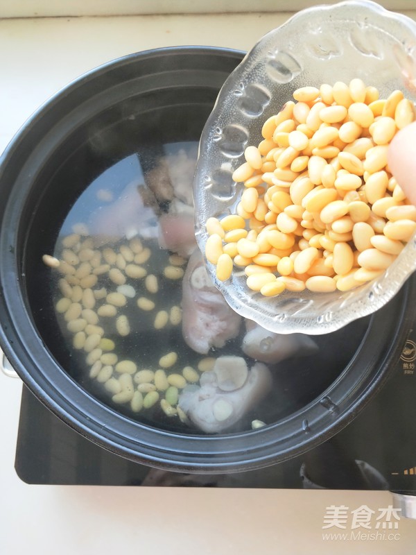 一碗营养佳肴--黄豆蹄髈汤