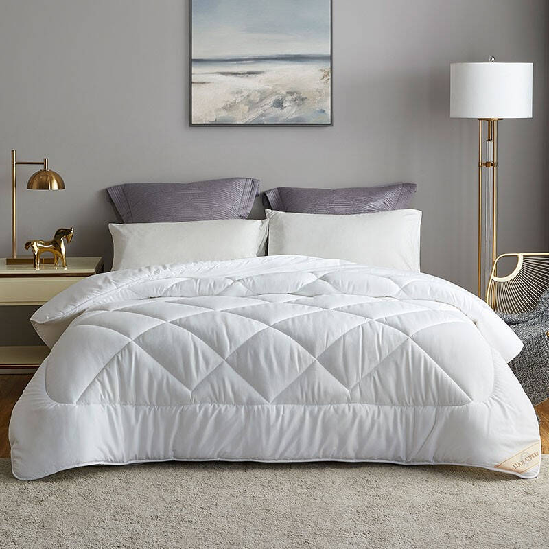 质地轻盈保暖的亲肤纤维被精选