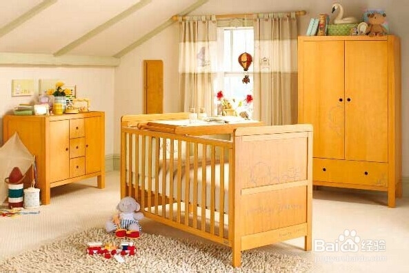 新生儿爱吃手怎么办？