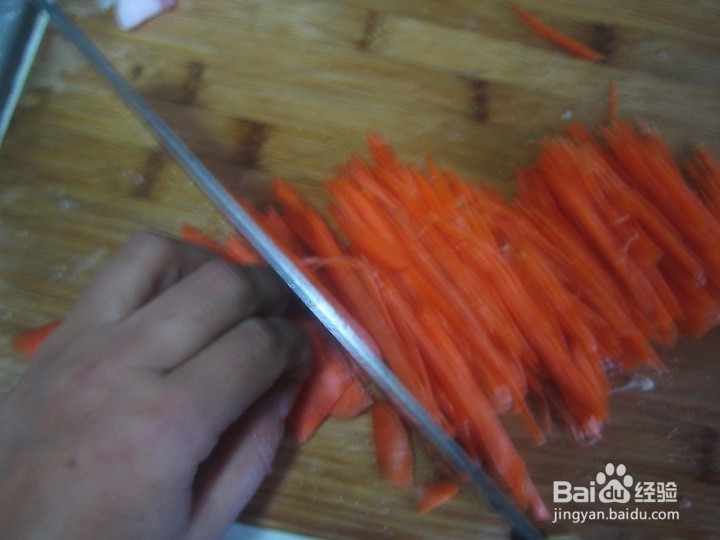 <b>老年人怎样用刀来练习切胡萝卜条</b>