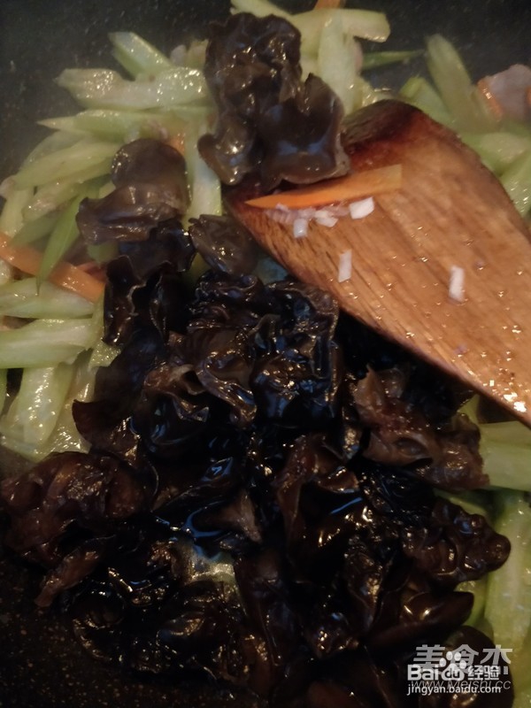 如何制作一道芹菜炒肉