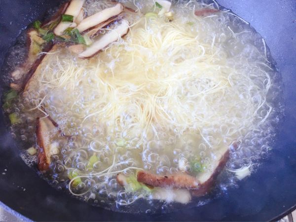 香菇菠菜鸡蛋面