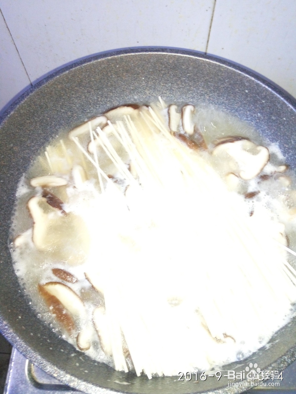 鲜美香菇炖鸡面