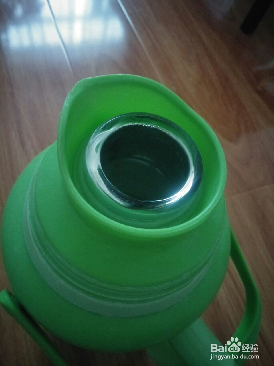 长久使用的热水瓶的底部有一层水垢怎么办