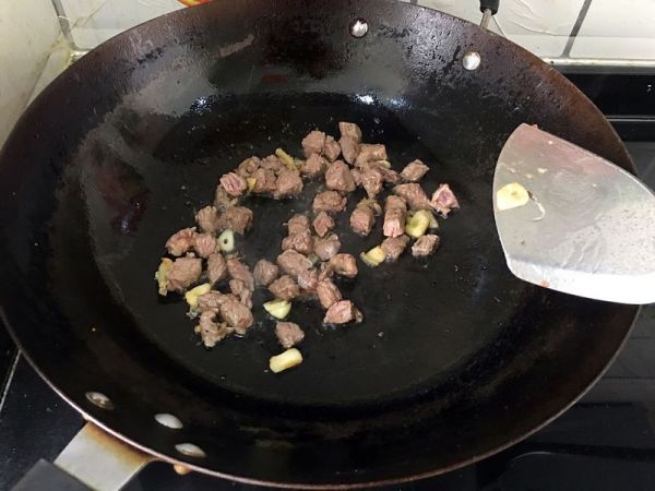 青豆炒黑椒牛肉粒
