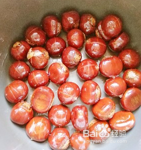 超快手的电饭锅烤栗子