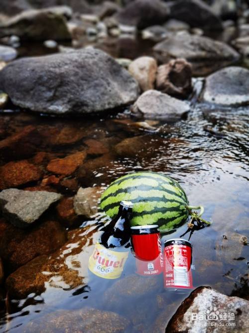 山宿在一片翠绿的山谷之中,走出屋外即是森林密布,深潭碧水,门外就