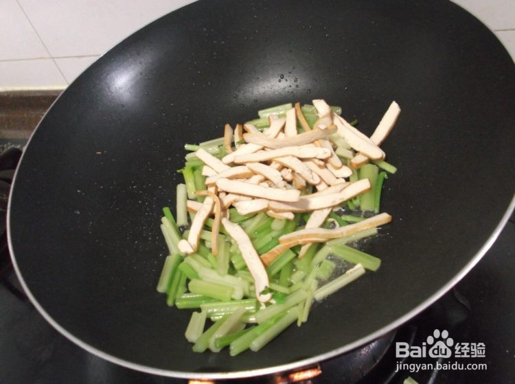 芹菜炒香干的做法