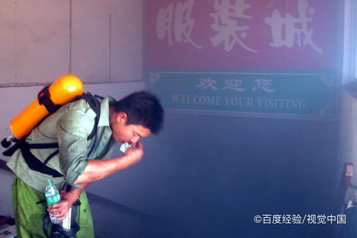 下列关于火灾时进行逃生和自救方法错误的是
