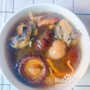 味道甜美的香菇乌鸡汤