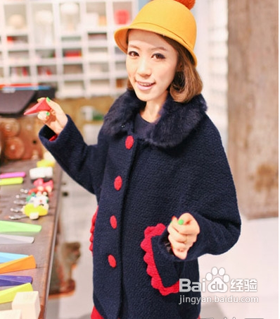 冬季女性羽绒服与大衣的搭配，打造时尚甜美