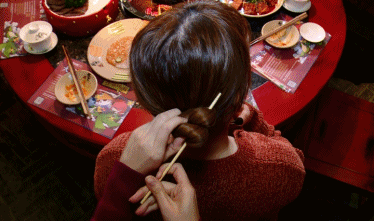 不用橡皮筋怎么把头发扎起来