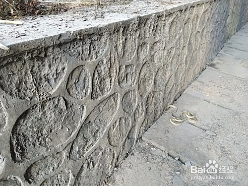 技术稍微好一点的话,整个挡墙片石的表面是平整的,而且勾缝的砂浆也是